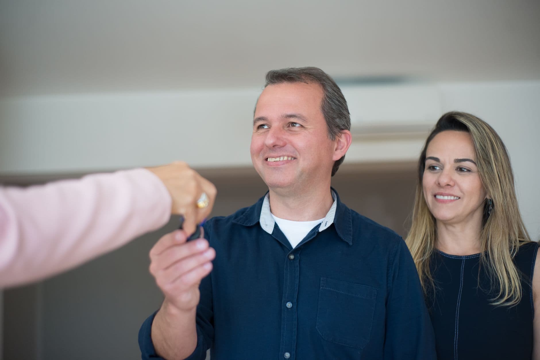 Hombre y mujer sonrientes atendidos en su vivienda