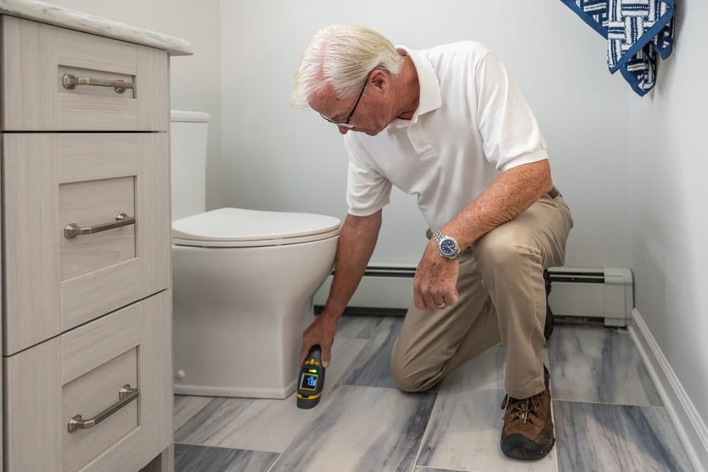Técnico revisando la instalación de un baño antes de actuar